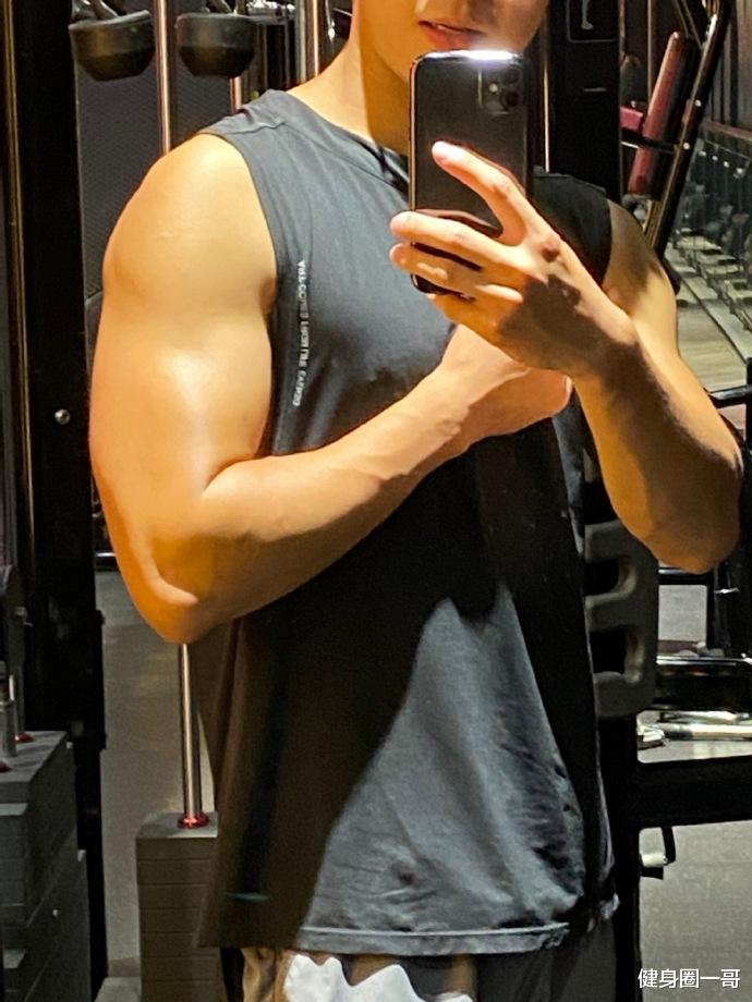 健身圈一哥 浙江大学读研的肌肉学霸，健身打造出霸气胸肌，肉壮身材帅气逼人！