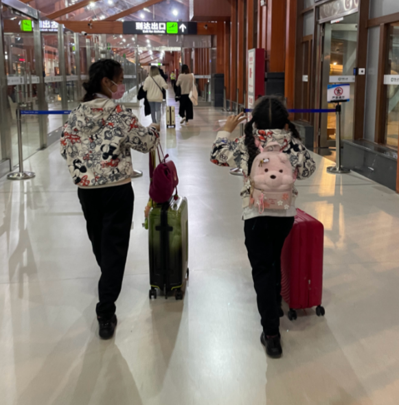 岳云鹏|岳云鹏老婆晒俩女儿，长相和爸爸如复制粘贴，姐姐腿和手臂一样细