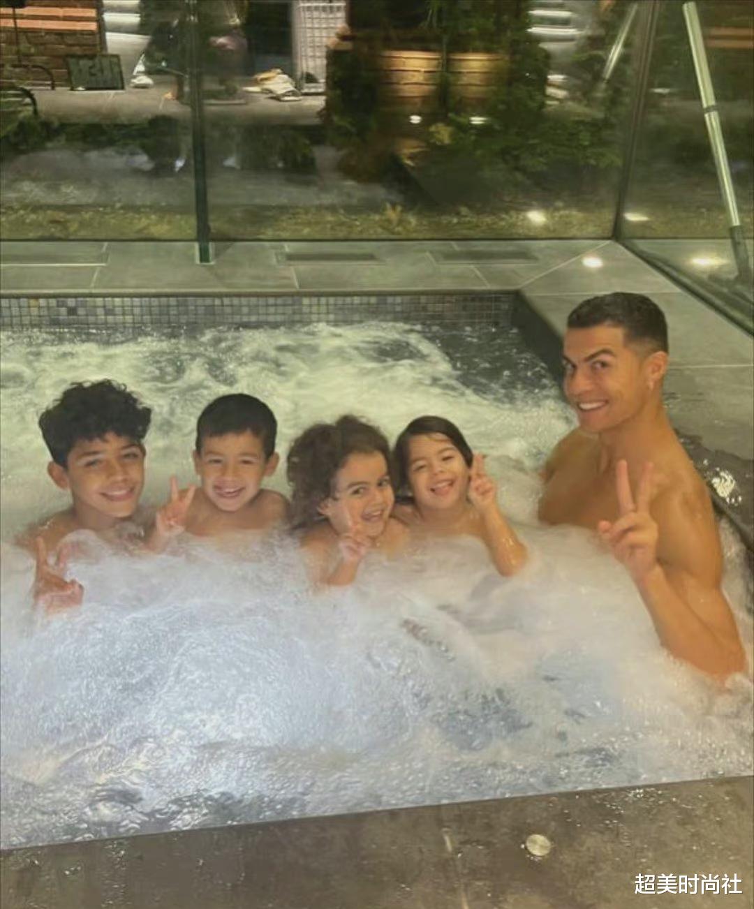 超美时尚社 C罗公布女友怀双胞胎，五次当爹身材似小伙，曾直言想要7个孩子