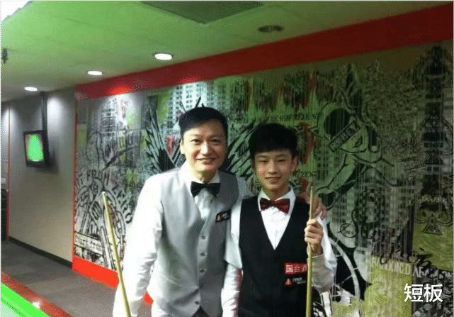 TVB|57岁男神在TVB28年买不起房，来内地6年就买房，如今在街头吃泡面