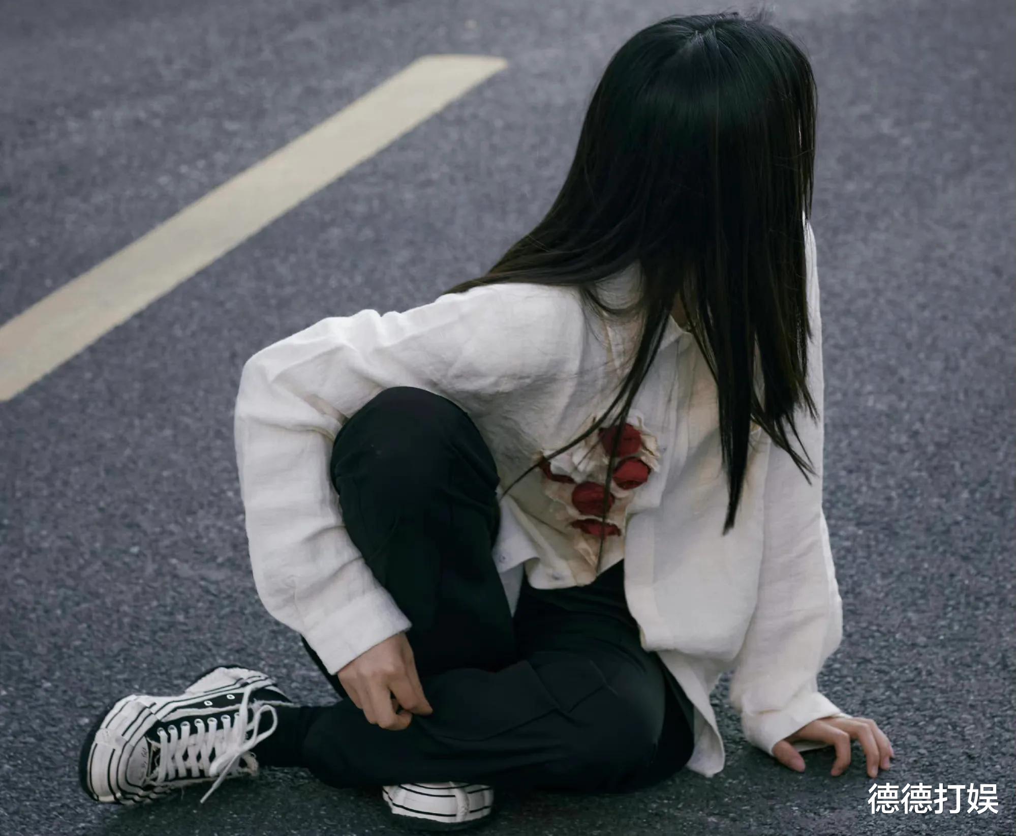 杨超越|杨超越直播关闭打赏功能！网友：观看欧阳娜娜直播还需要花6块钱