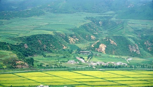 阿毛集结站 吉林延边隔江看朝鲜，有高楼也有农村矮房，带着浓浓的田园风情
