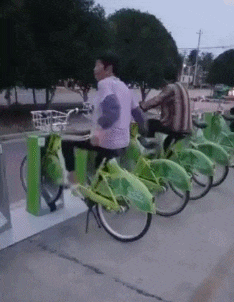 |“坐高铁的时候遇到这种行为，该怎么纠正她？”哈哈哈神评绝了！