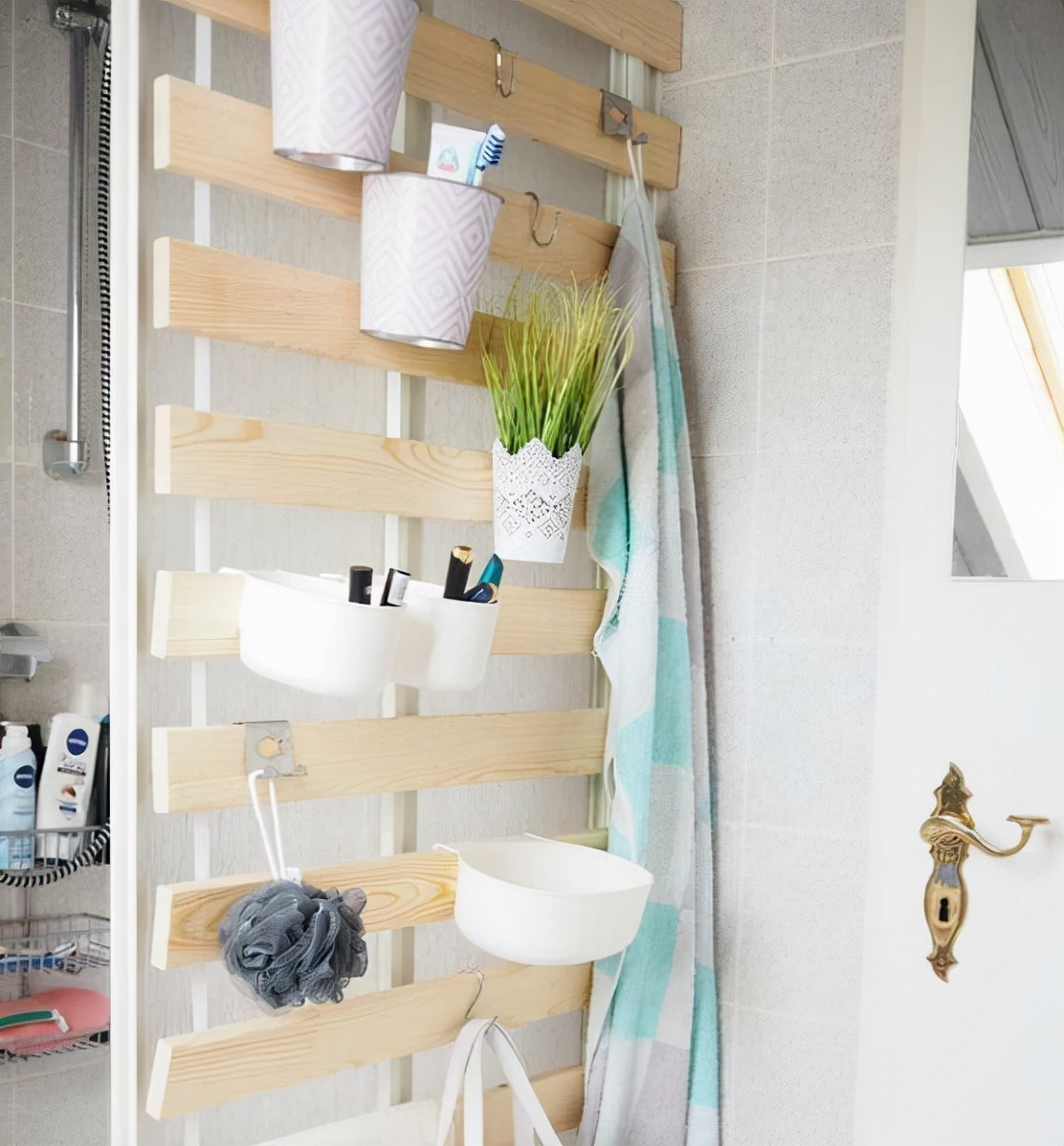 装修剩的木板弃之可惜,留着占地,不如改造成花架,美观又大方