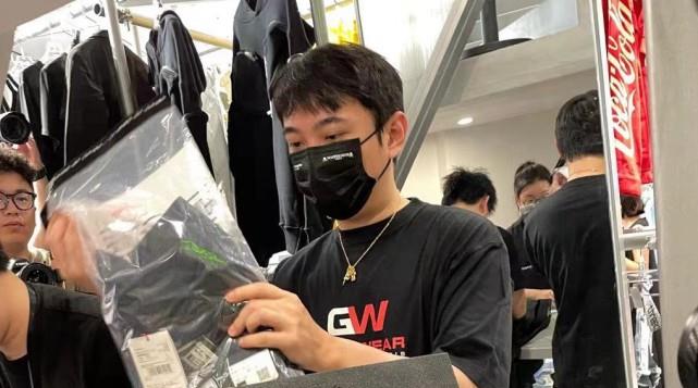 一回合说故事 王思聪成都疯狂购物，吸引路人围观几乎瘫痪店铺，同款遭抢购一空