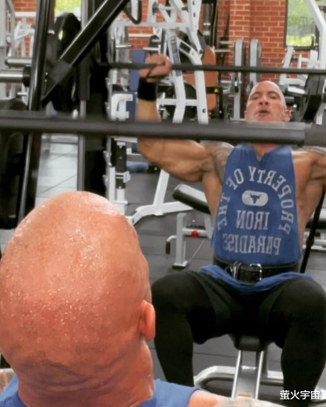 道恩·强森|巨石强森4岁女儿躲父胳膊后,只能看见小脑袋,硬汉头皮布满汗珠