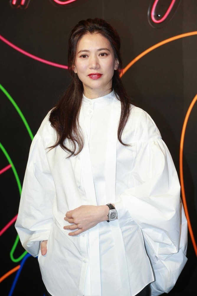 穿衣搭配|袁咏仪天然脸果然自信，穿着朴素还敢全素颜，简单随性却很高级