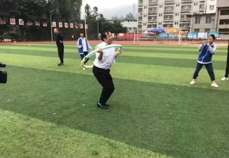大学生|学生抓拍老师“尴尬时刻”，角度拿捏恰如其分，老师：放学等我