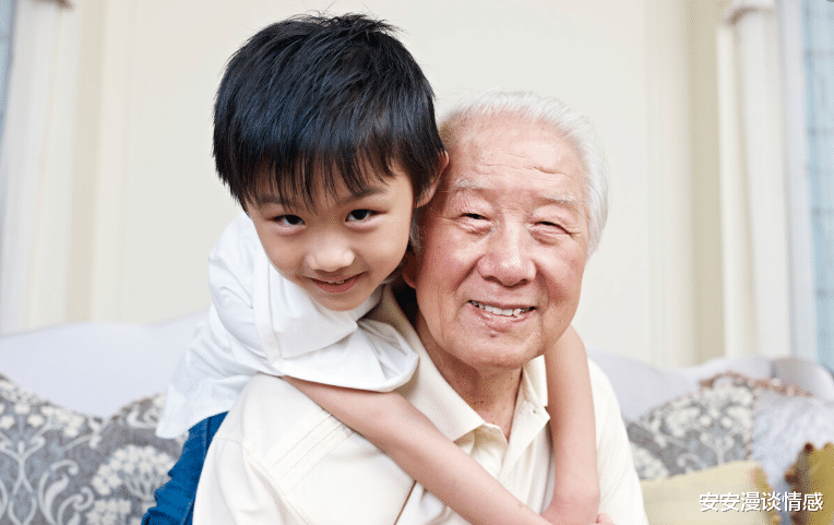 安安漫谈情感 65岁老人的凄凉晚年：退休金五千，在儿子家养老被当成“仇人”
