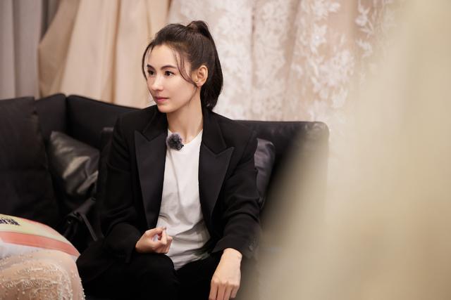 旗袍公馆|张柏芝努力拼事业，穿一身黑西装知性干练，当妈的女人不容易
