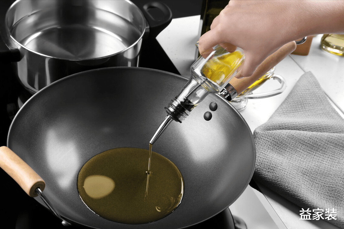 不锈钢锅里外都“厚黑皮”,别用钢丝球刷了,教你几招干净不伤锅