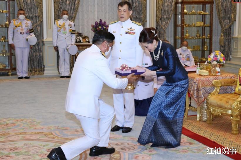 苏提达|苏提达走温柔路线，无微不至照顾69岁泰王，诗妮娜脸上表情抢镜