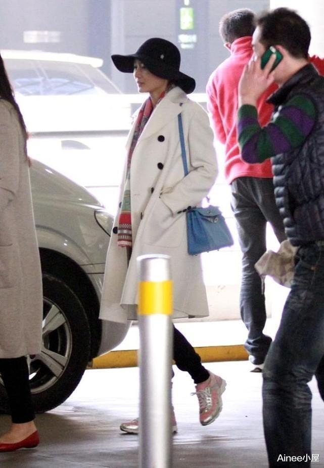 穿衣搭配|张艺谋小31岁妻子挺有气质，穿大衣配礼帽，一身优雅名媛气息
