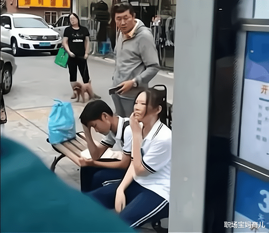俩初中生在公交站牌旁做“不雅”动作,路过的大叔看不惯直接批评