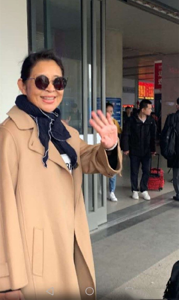 明星素颜 倪萍在机场被拍，素颜干黄自然真实，62岁减肥瘦身了也不漂亮！