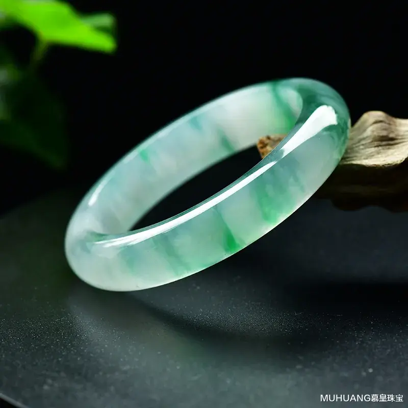 MUHUANG慕皇珠宝|左手戴玉,右手戴银?佩戴珠宝首饰真有讲究!