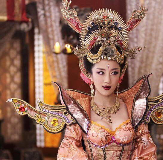 妲己|“妲己”成妖：吴谨言靠换装、张馨予靠化妆，而她俩只需装柔弱