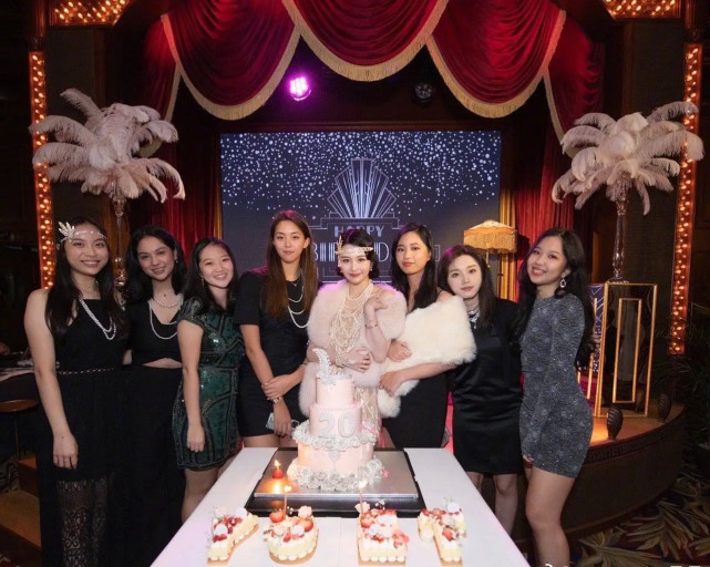 时尚风行派|邱淑贞女儿怕被抢风头！貂皮披肩配珍珠链高调炫富，贵气不及妈妈