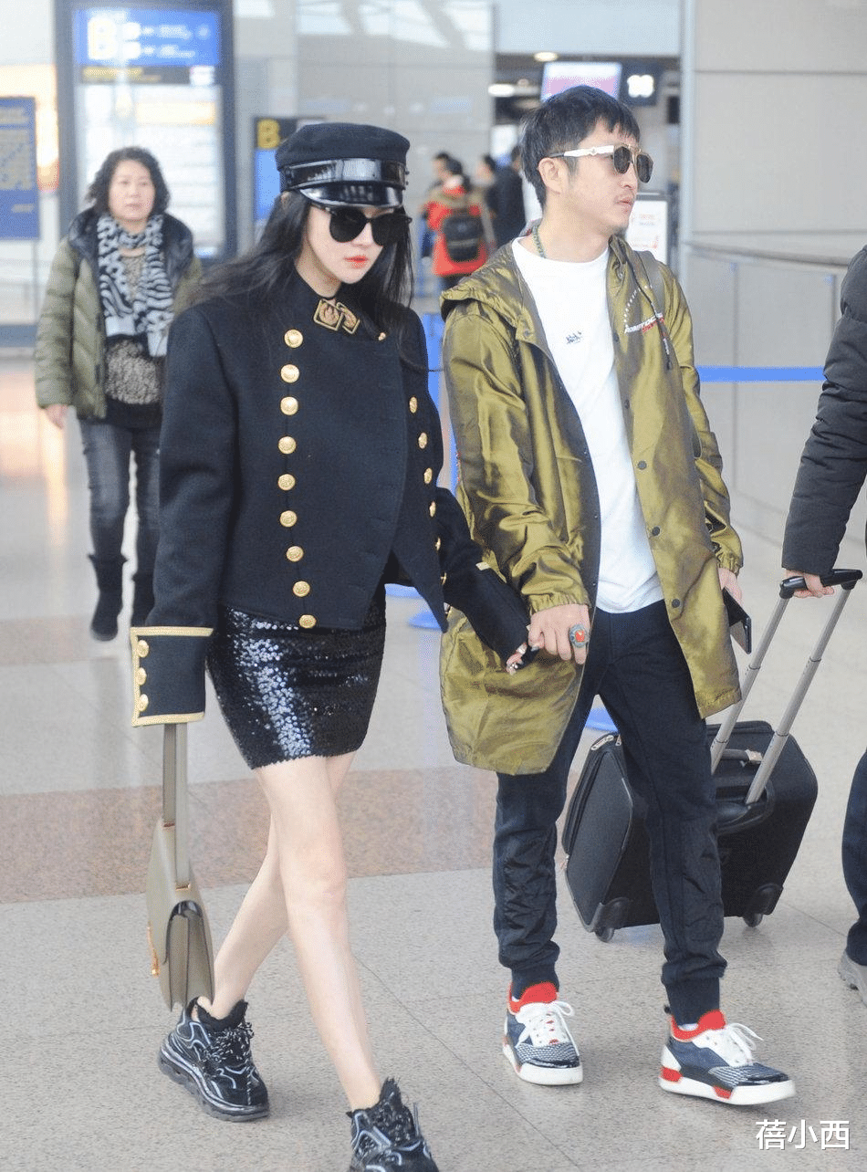 蓓小西 冉莹颖终于不“作妖”，穿丝绒红裙气质优雅，邹市明果真捡到宝了