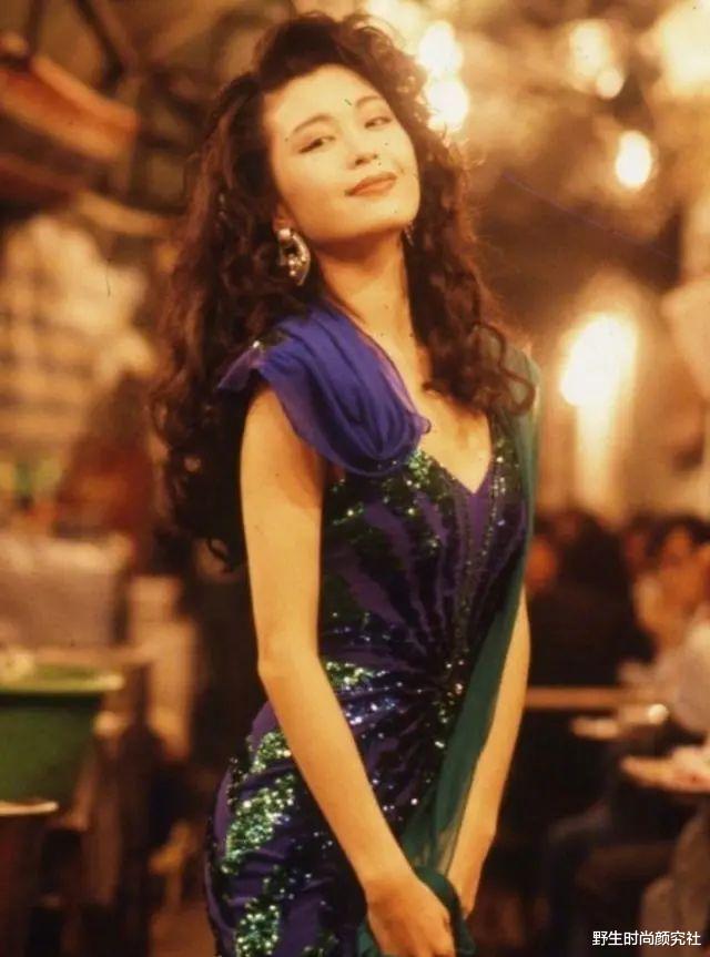 野生时尚颜究社 看过《银狐》的人都知道,她美到连耸个肩都很有风情