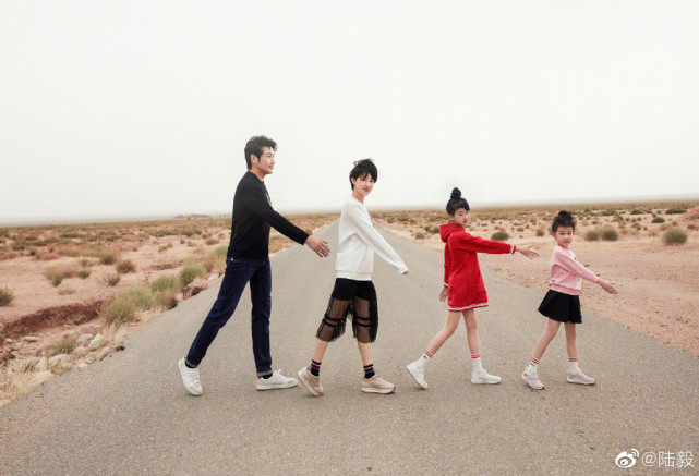 贝儿|陆毅大女儿弹吉他，妹妹故意捣乱贝儿翻白眼，姐姐换牙后撞脸爸爸