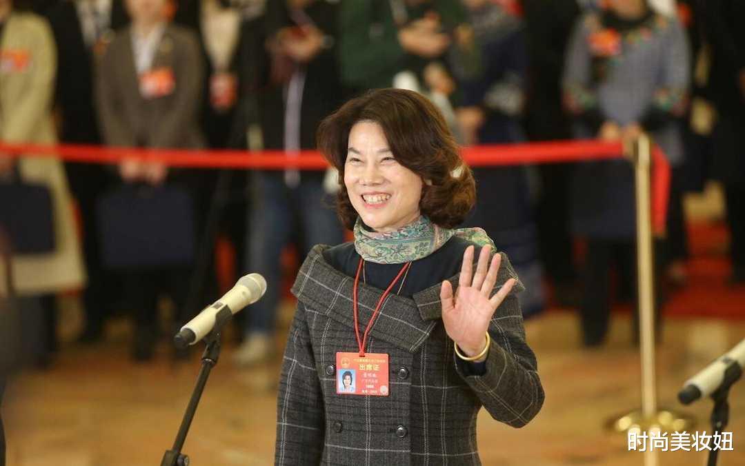 乳腺癌|董明珠不愧是见过世面，穿露肩裙配高领打底，端庄又高级洋气