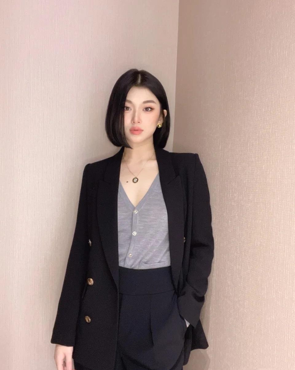 潮流搭配小甜馨|初秋不可少的黑色小西服，容易穿出沉闷单调感？可能是内搭没选对