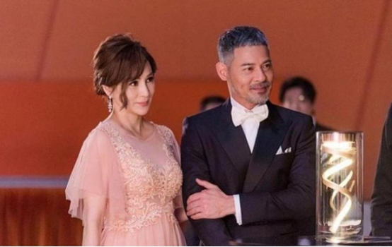 黄智贤|54岁黄智贤从商成富豪，投资副业赚的盆满钵满，如今住上山顶豪宅