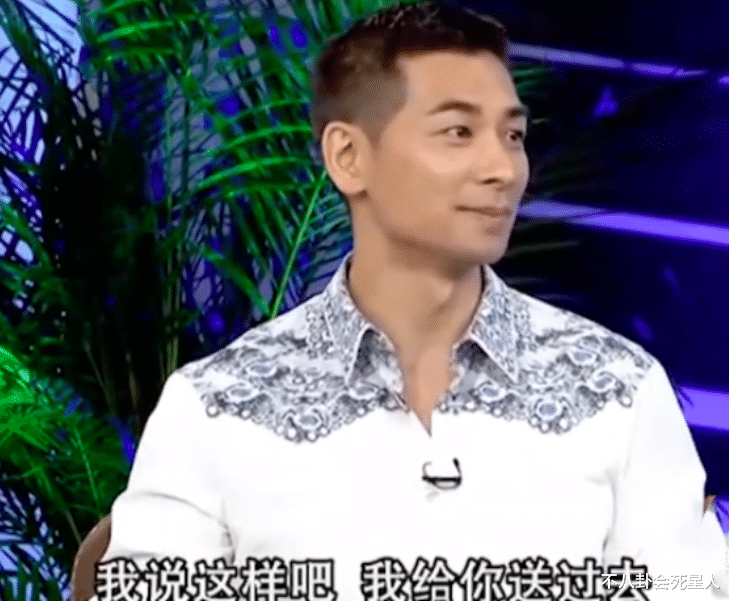 赵文卓|赵文卓晒十周年合影，妻子珠宝加身显贵气，曾被嘲难看今气质取胜