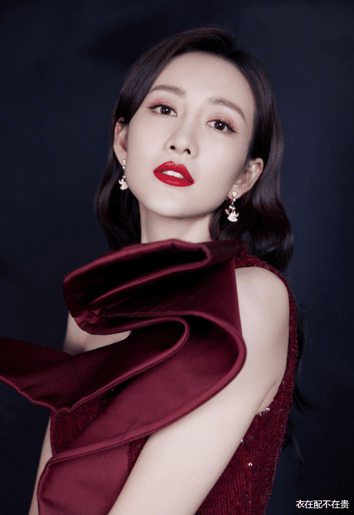 甄嬛传|39岁王鸥登央视舞台，穿酒红色礼裙优雅如贵妇，女神魅力真挡不住