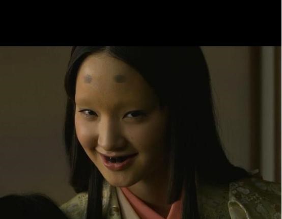 奶豆说育儿|比裹脚还恐怖:束腰和黑齿,可以吓哭孩子