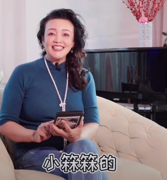 汪小菲|汪小菲母亲翻孙子照片，因思念眼眶湿润，与儿媳大S长期分隔两地