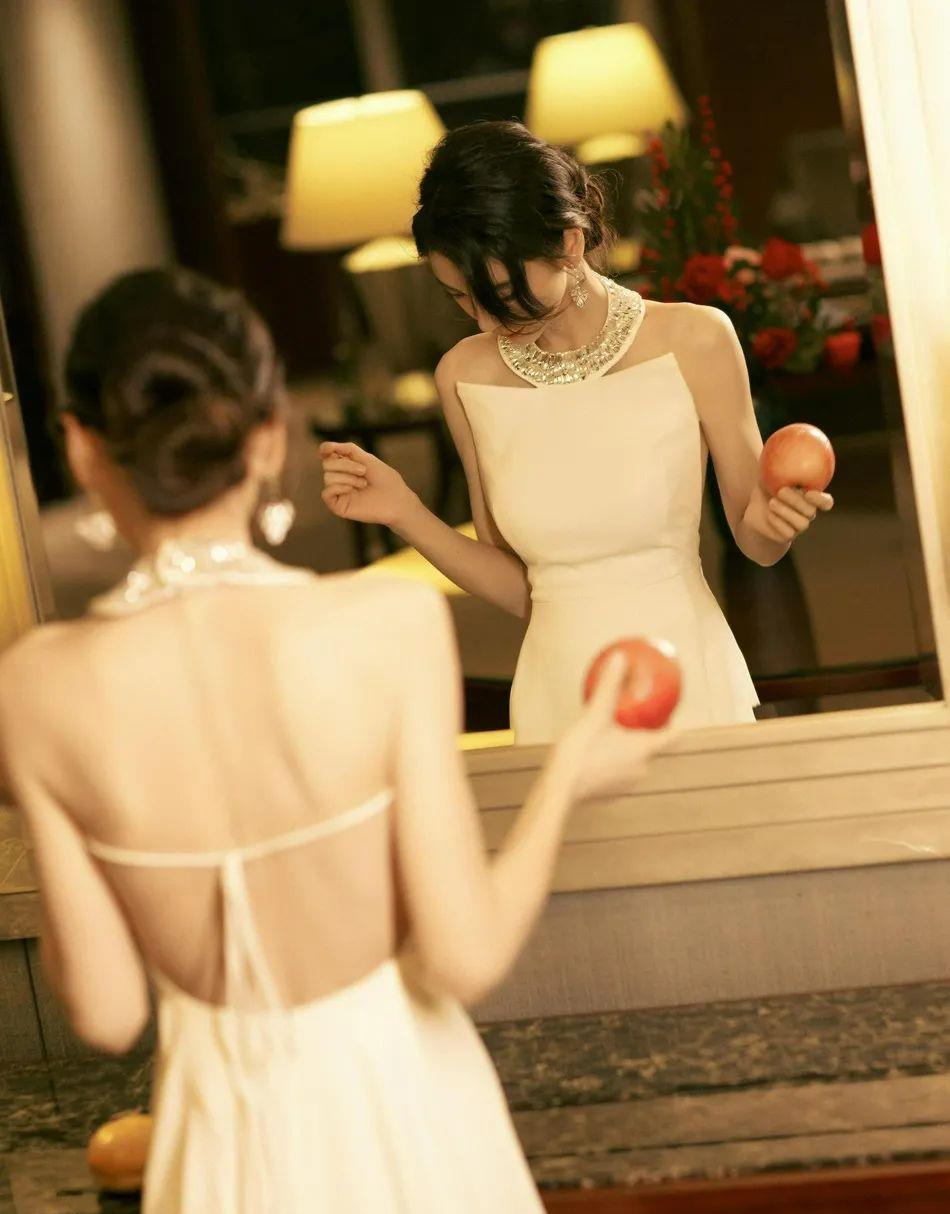 Angelababy|杨颖穿纯白色露背长裙超美艳！雪肤玉貌身材高挑性感撩人