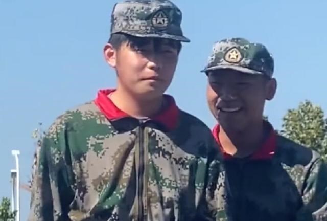 周杰伦|山东一高校男生撞脸周杰伦，长相神似同学热情合影，网友评论亮了