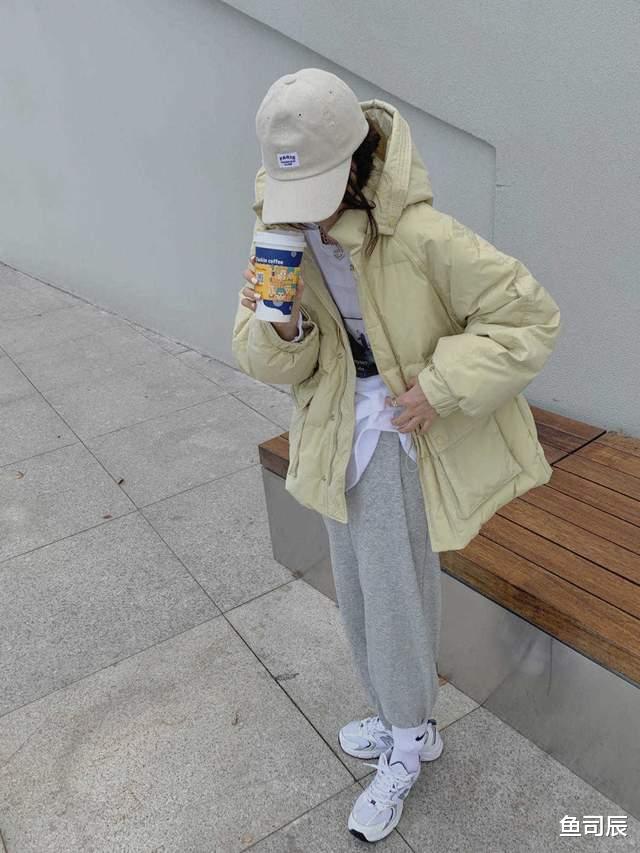 鱼司辰 羽绒服怎么穿才好看？搭配半身裙或牛仔裤减龄时髦，保暖又舒适