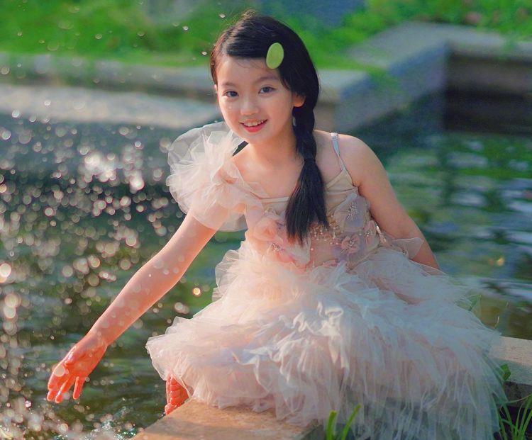 阿拉蕾|9岁阿拉蕾晒近照,和妹妹一起拍照很可爱,姐妹们好像共用一张脸