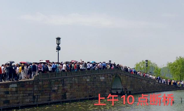 杭州西湖 五一假期人山人海，这些景区彻底堵了，网友：这是看人去的