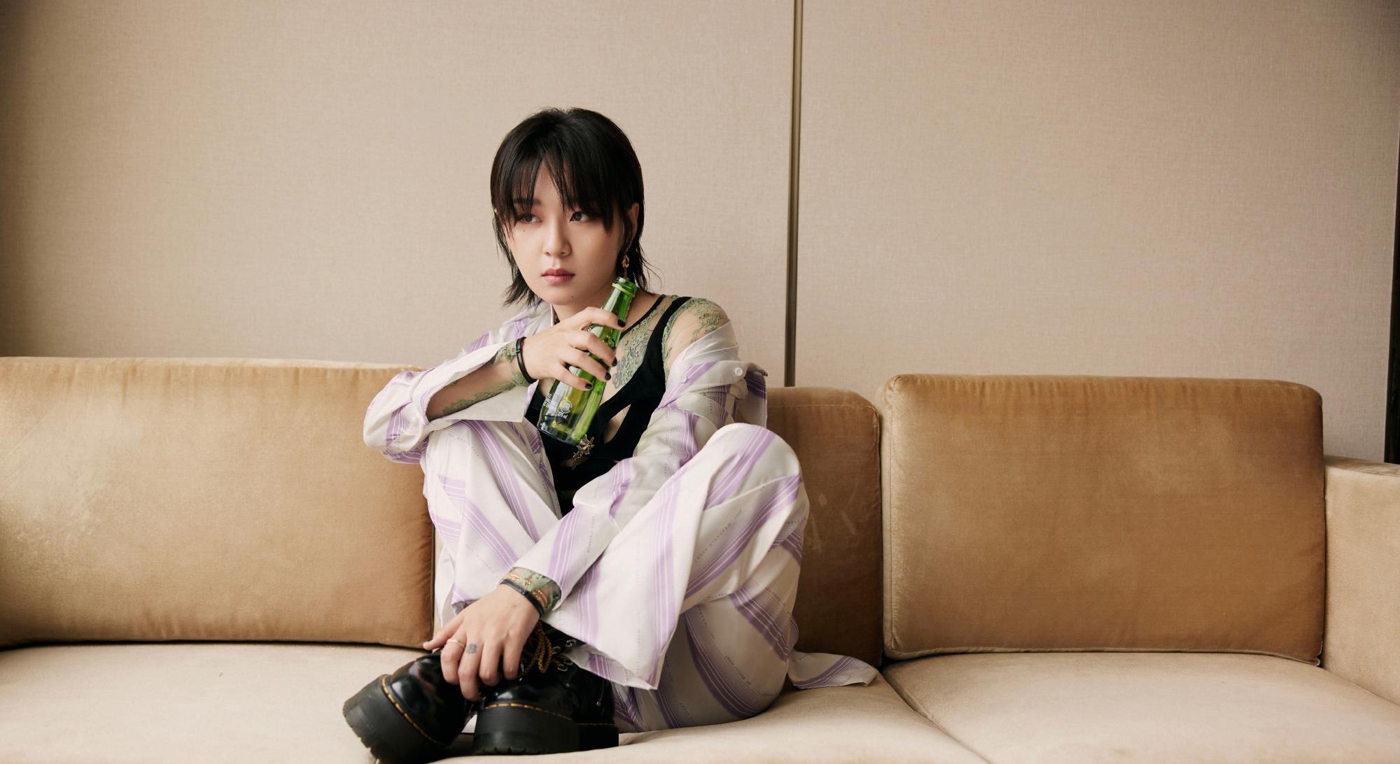 胖达美妆所|周笔畅这时尚真学不来，透视衣像大花臂，衣服还要划几个口来穿