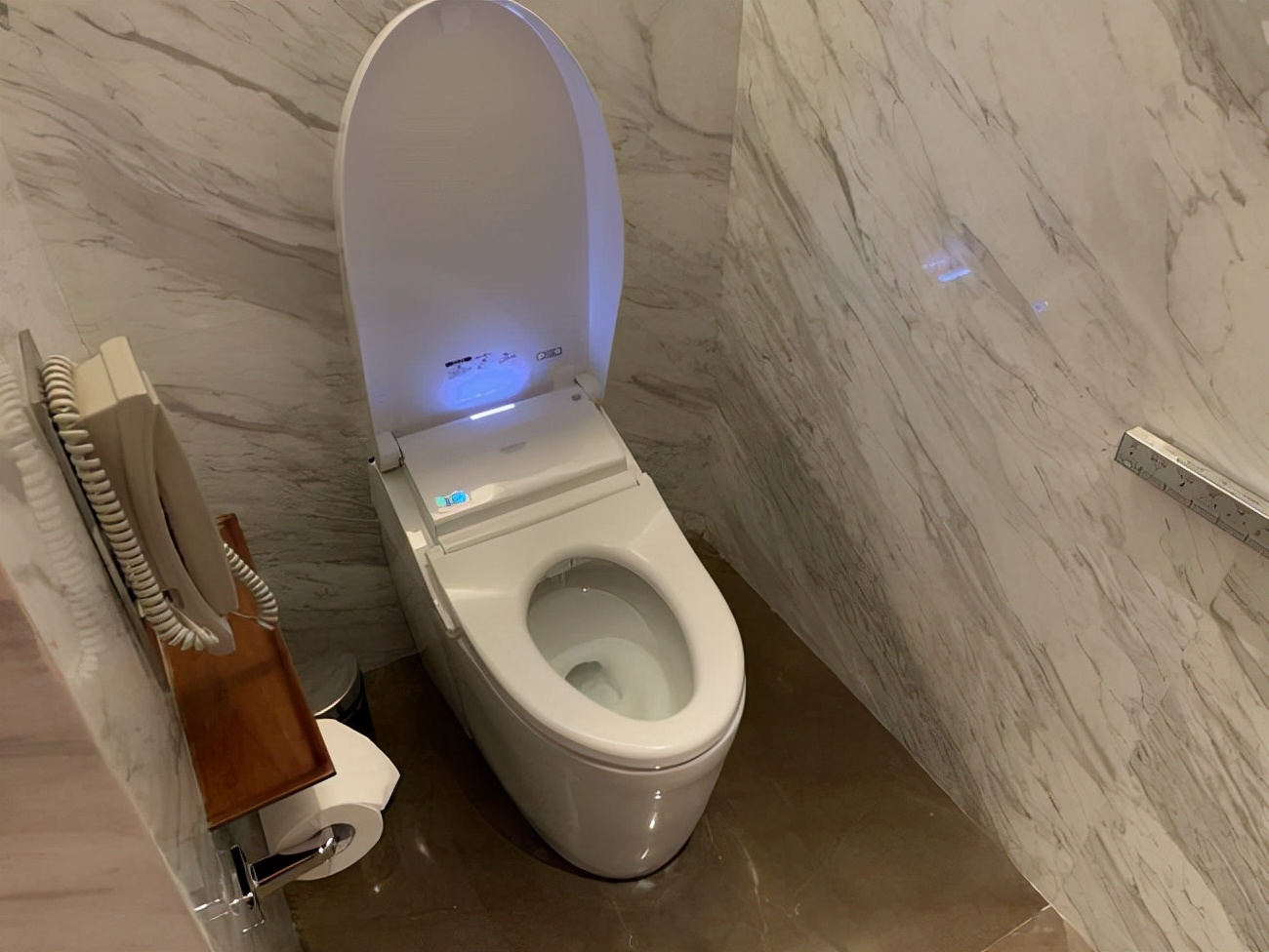 厕纸应该冲掉还是扔纸篓？原来这么多年一直都做错了