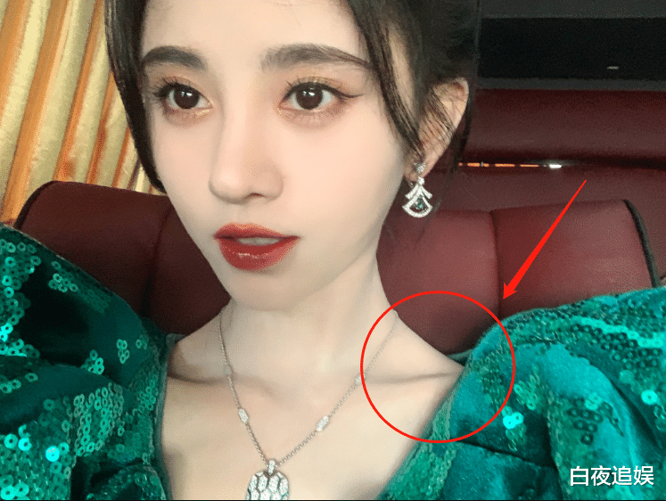 鞠婧祎|鞠婧祎为了白全身抹粉，晒怼脸自拍忘开磨皮，脖子上的痕迹藏不住