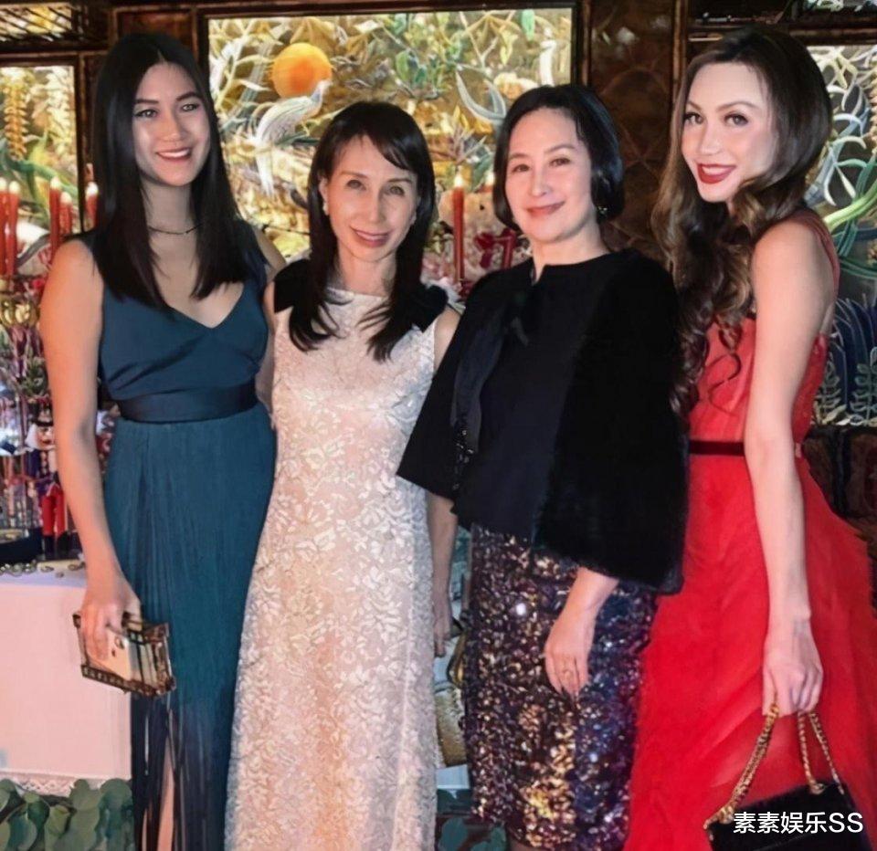 何超凤|何超凤小女儿豪华游艇庆生，长相神似赌王，两姐妹搂腰甜蜜合影