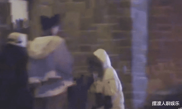 Angelababy|杨颖与黄晓明妈妈同框，儿子身高已经及腰，祖孙三人其乐融融