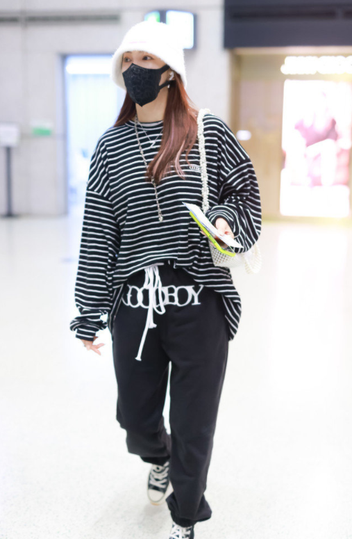 何有强 34岁的张雨绮好会穿,皮衣搭配印花红裤,00后看了都得服气!