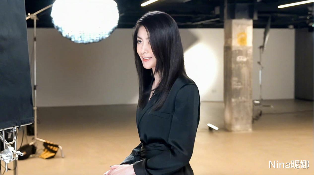 红楼梦|49岁陈慧琳复工上班，穿黑西装配瀑布长发，出道26年状态似小姑娘