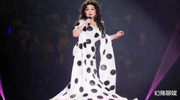 徐小凤|刘德华为她下跪，春晚为她破例，一身傲骨宁愿分手也不改国籍