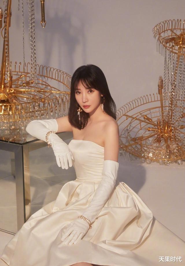 邓超|柳岩的“赫本风”造型真美,纯白裙温婉动人,丰满的身材让人羡慕