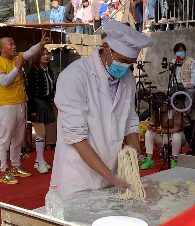 蔓語悠悠 背后有高人指点？拉面哥单方面解约后，被曝已注资300万开公司