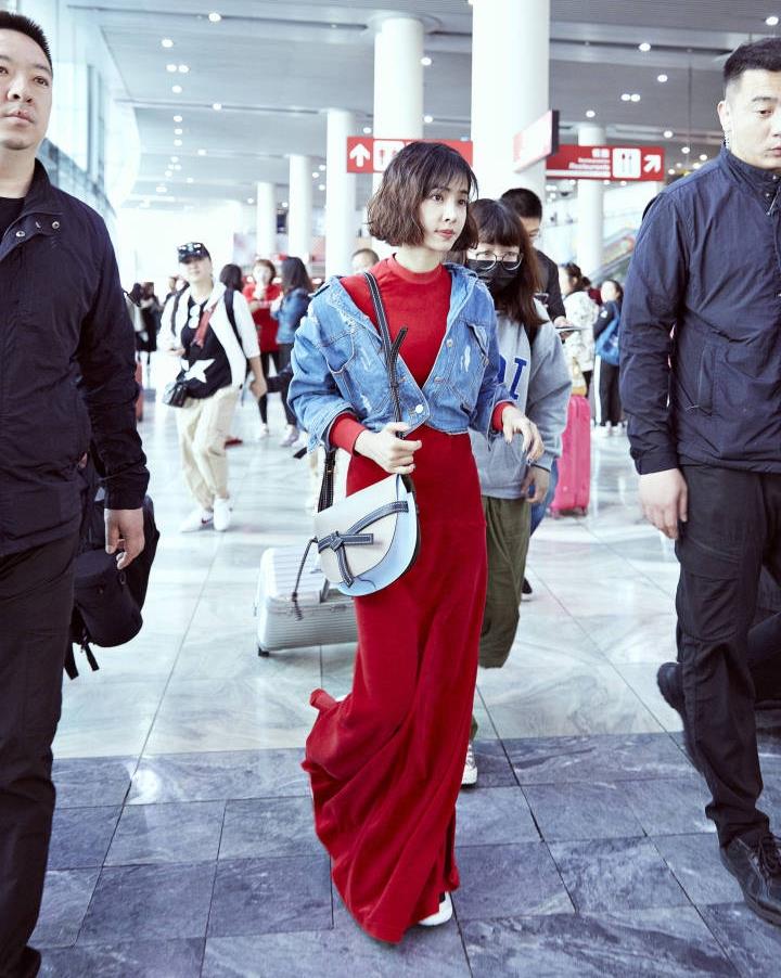 穿衣搭配|41岁蔡依林真有勇气，156身高穿拖地红裙，却意外时髦又高级