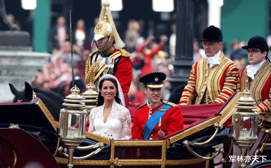威廉王子身穿皇傢衛隊軍裝，總會戴一個藍佈條，到底是啥呢？-圖6