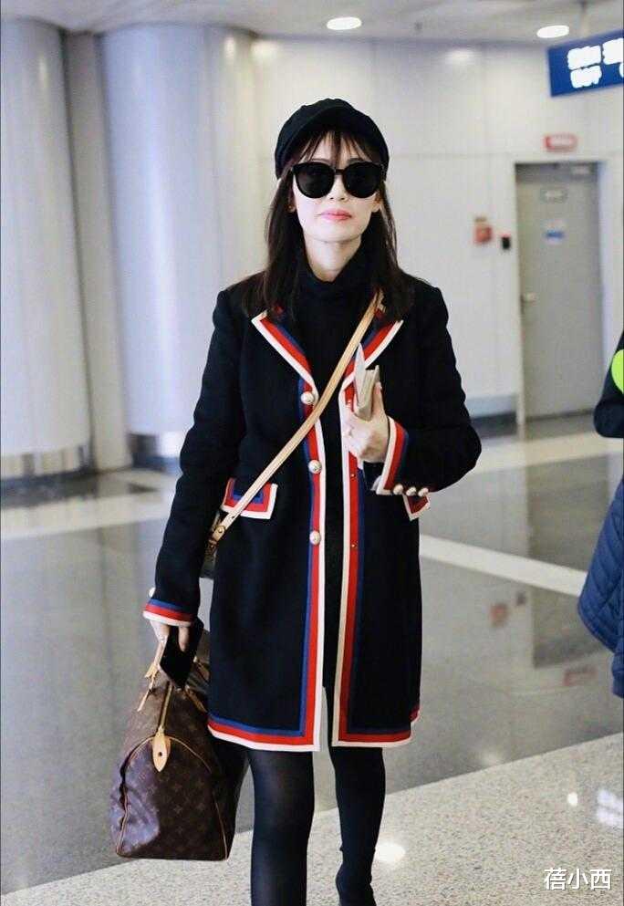 马蓉|马蓉在富养女儿，穿编织连衣裙走机场像名媛，女儿像小童星